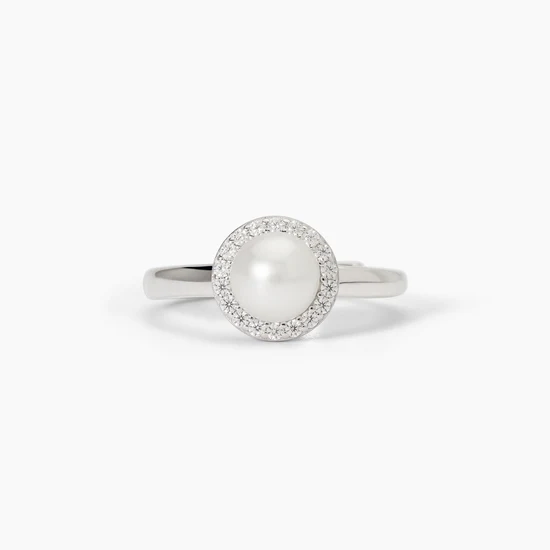 Anillo de plata con perla cultivada y circonita blanca.